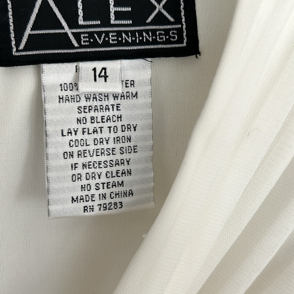 Formal gown - Picture 4 of 7